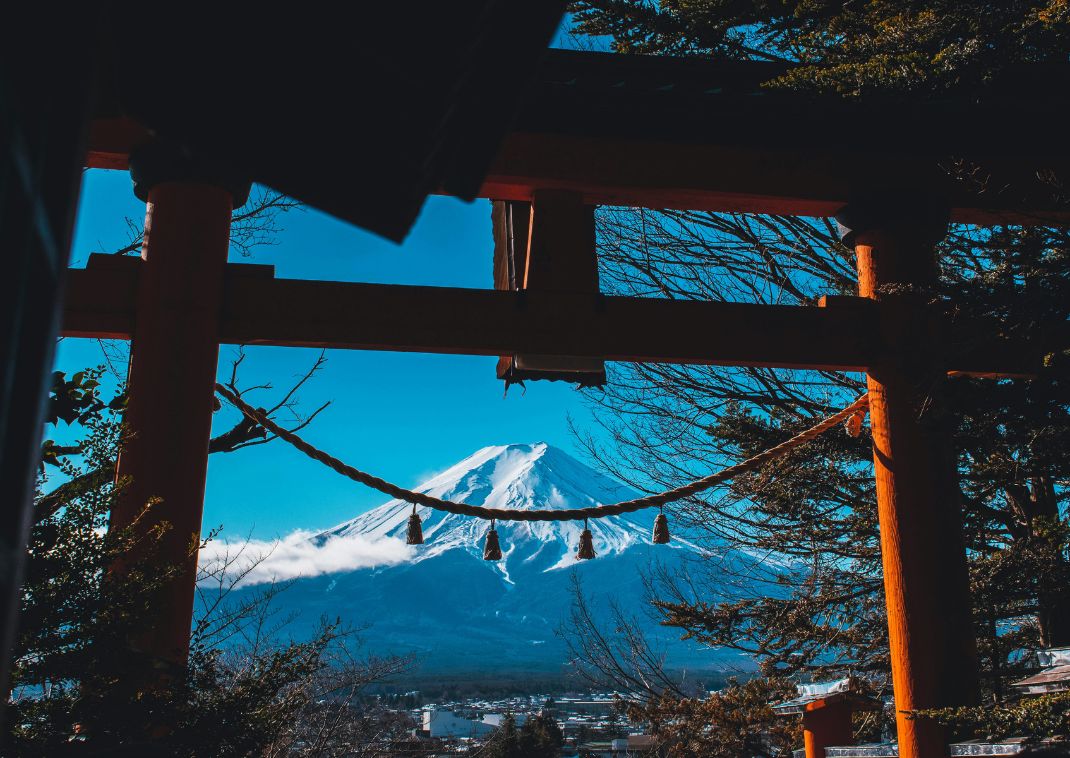 Mont fuji derrière un torii rouge, Japon