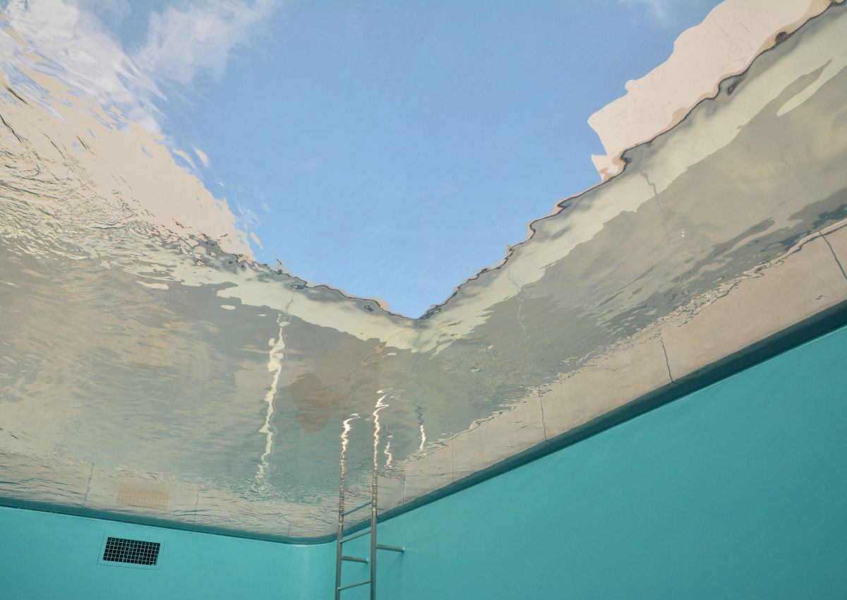 Œuvre contemporaine de Leandro Erlich, intitulée “Swimming Pool”