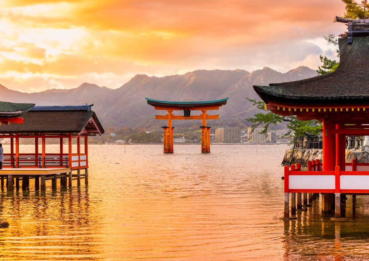 Torii flottant de Miyajima au coucher du soleil, Japon