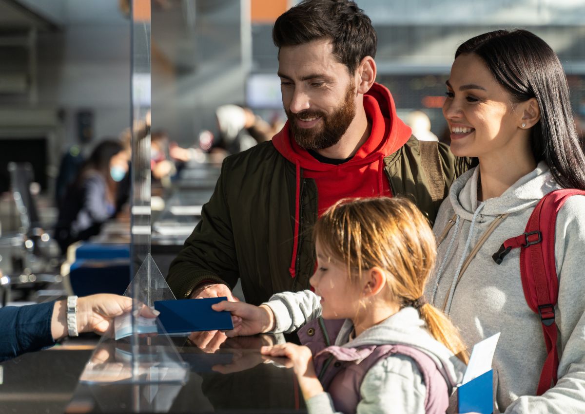 Famille la vérification des passeports à l’aéroport