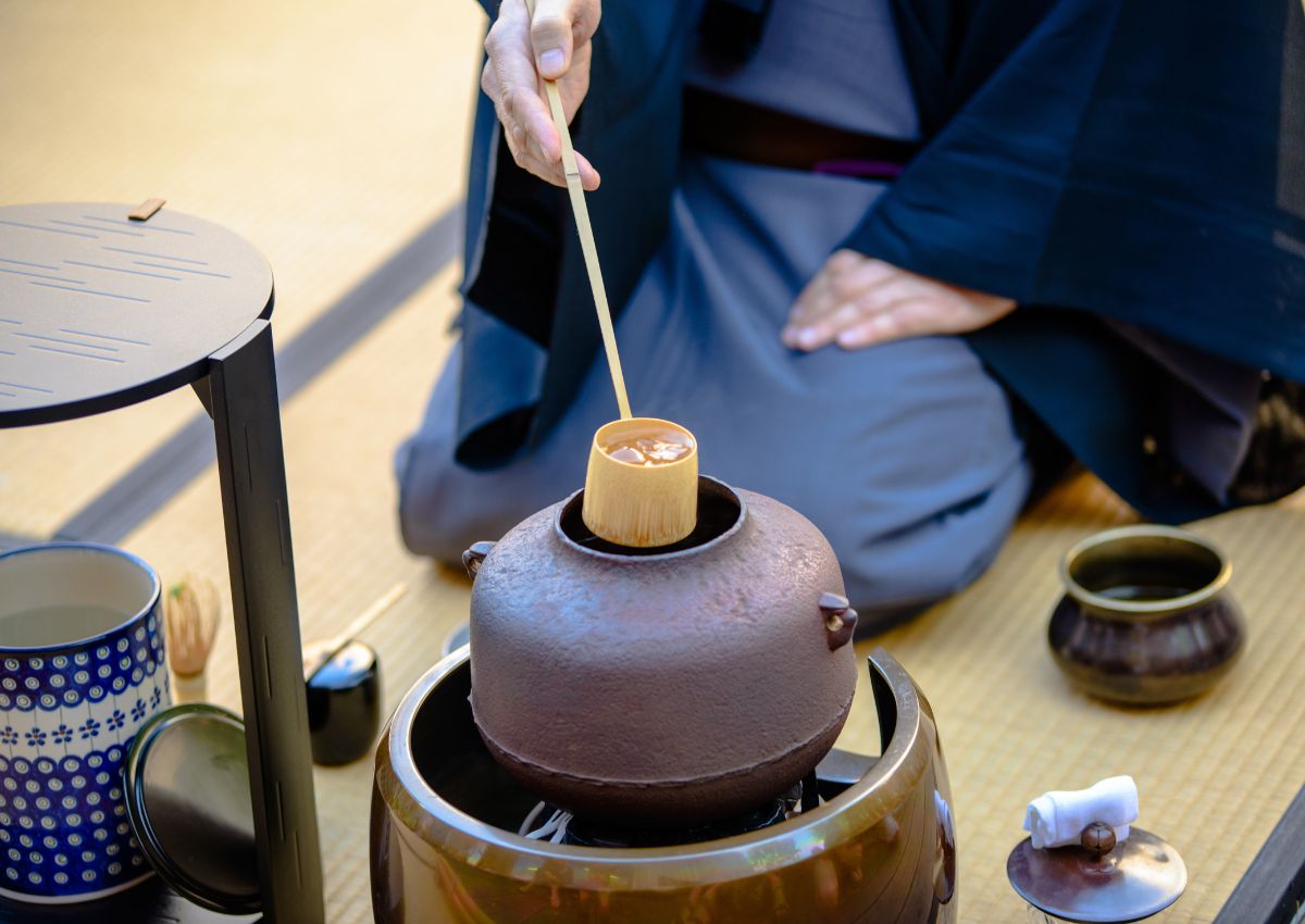 Maître du thé réalisant la cérémonie du thé, Japon