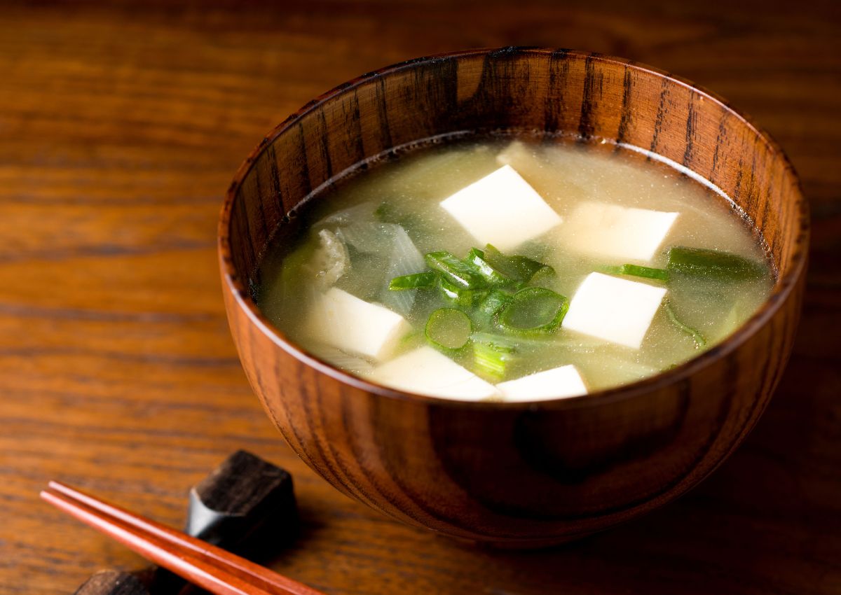 Bol de soupe miso servi au petit déjeuner au Japon