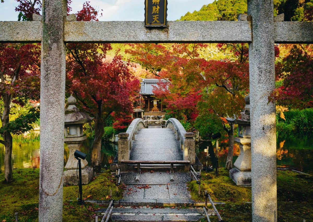 Pont en pierre dans un temple japonais eu automne
