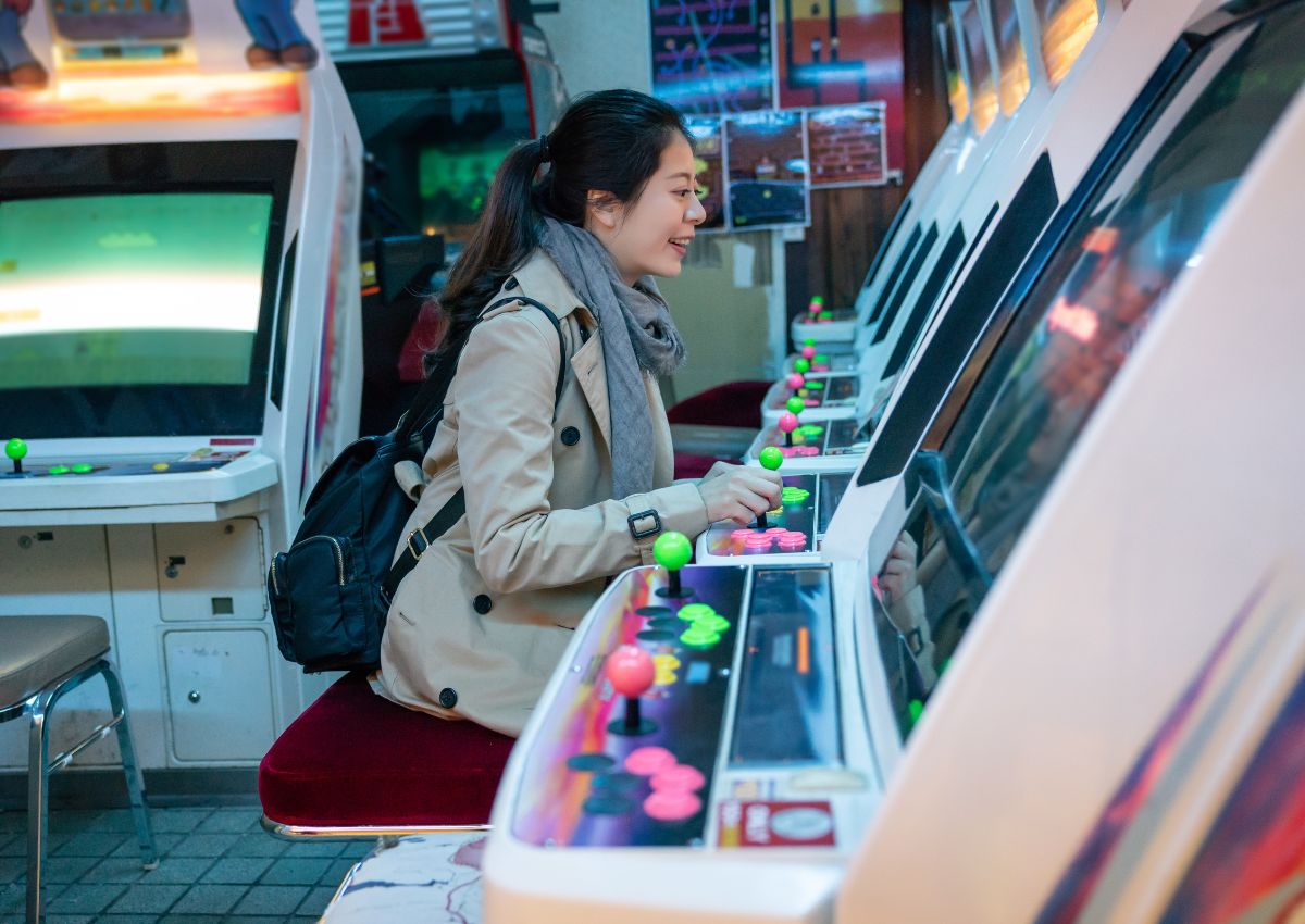 Jeune femme devant une machine de jeu, Japon