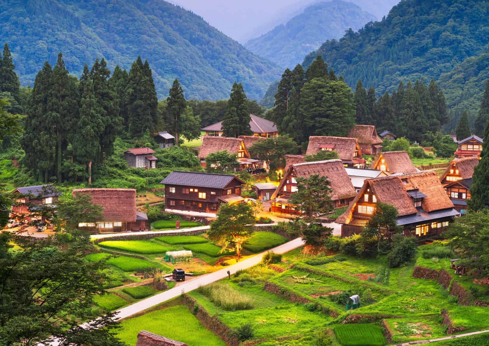 Ainokura au Japon dans la région de Gokayama au coucher du soleil