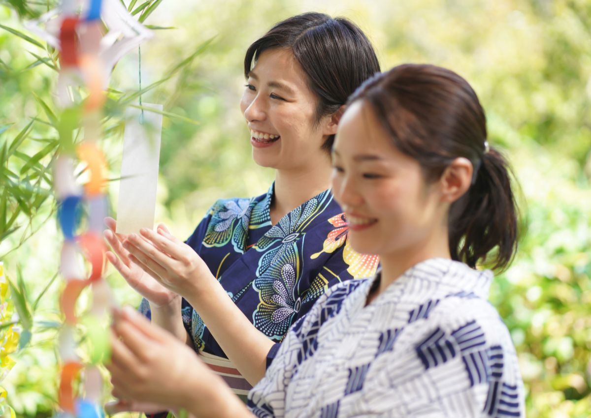 Femmes japonaises écrivant des vœux de Tanabata