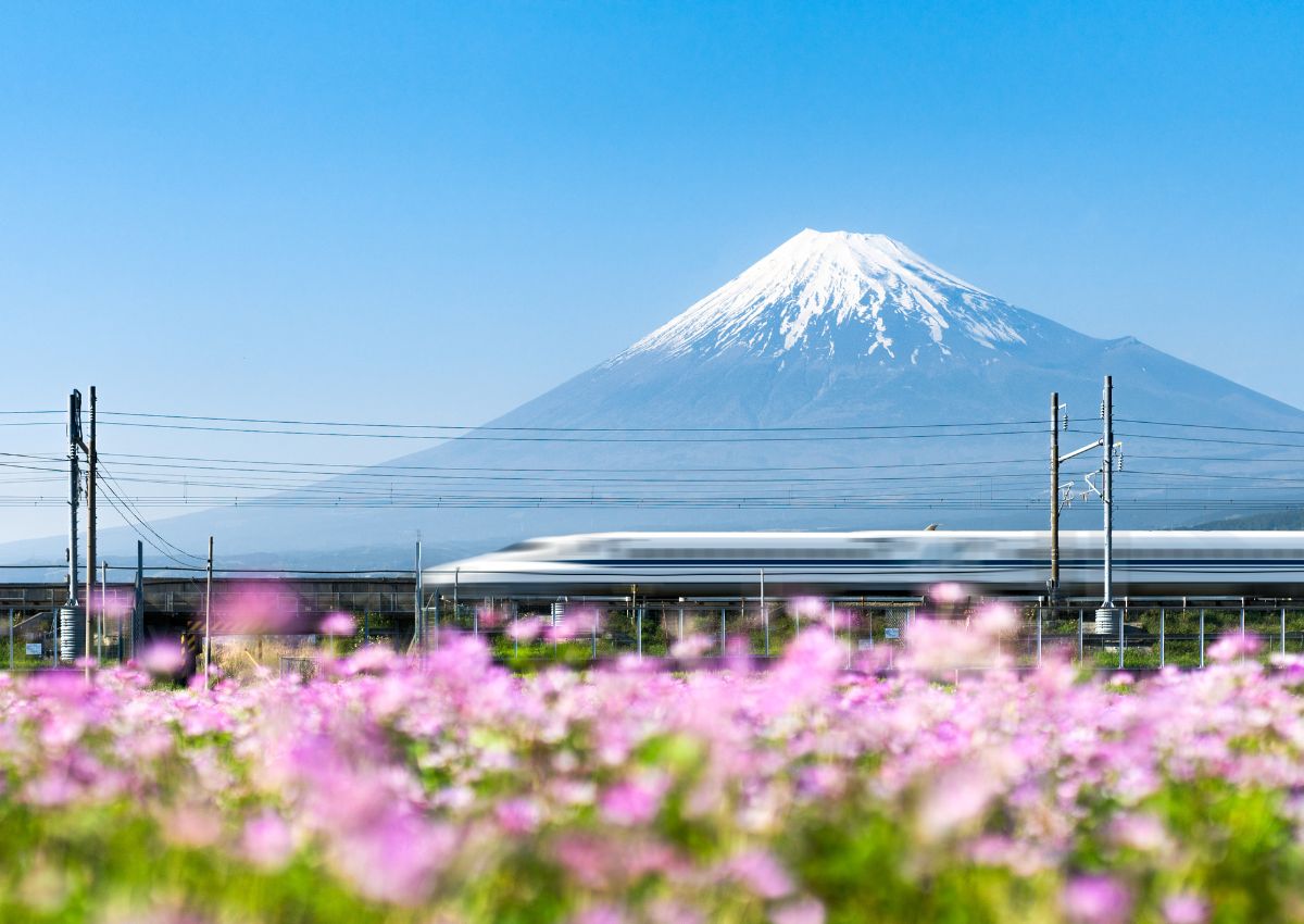 Le Shinkansen passant devant le Mont Fuji à Yoshiwara, dans la Préfecture de Shizuoka, Japon 