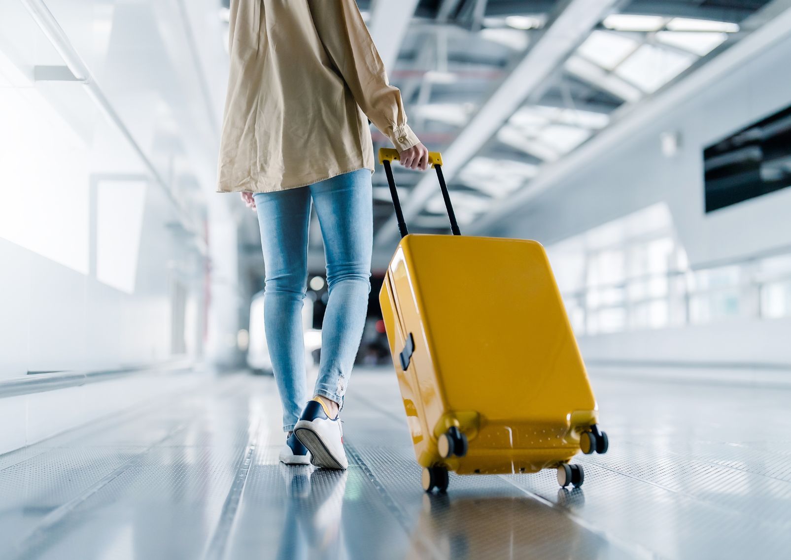  Femme-tirant-une-valise-dans-un-terminal-d-aéroport