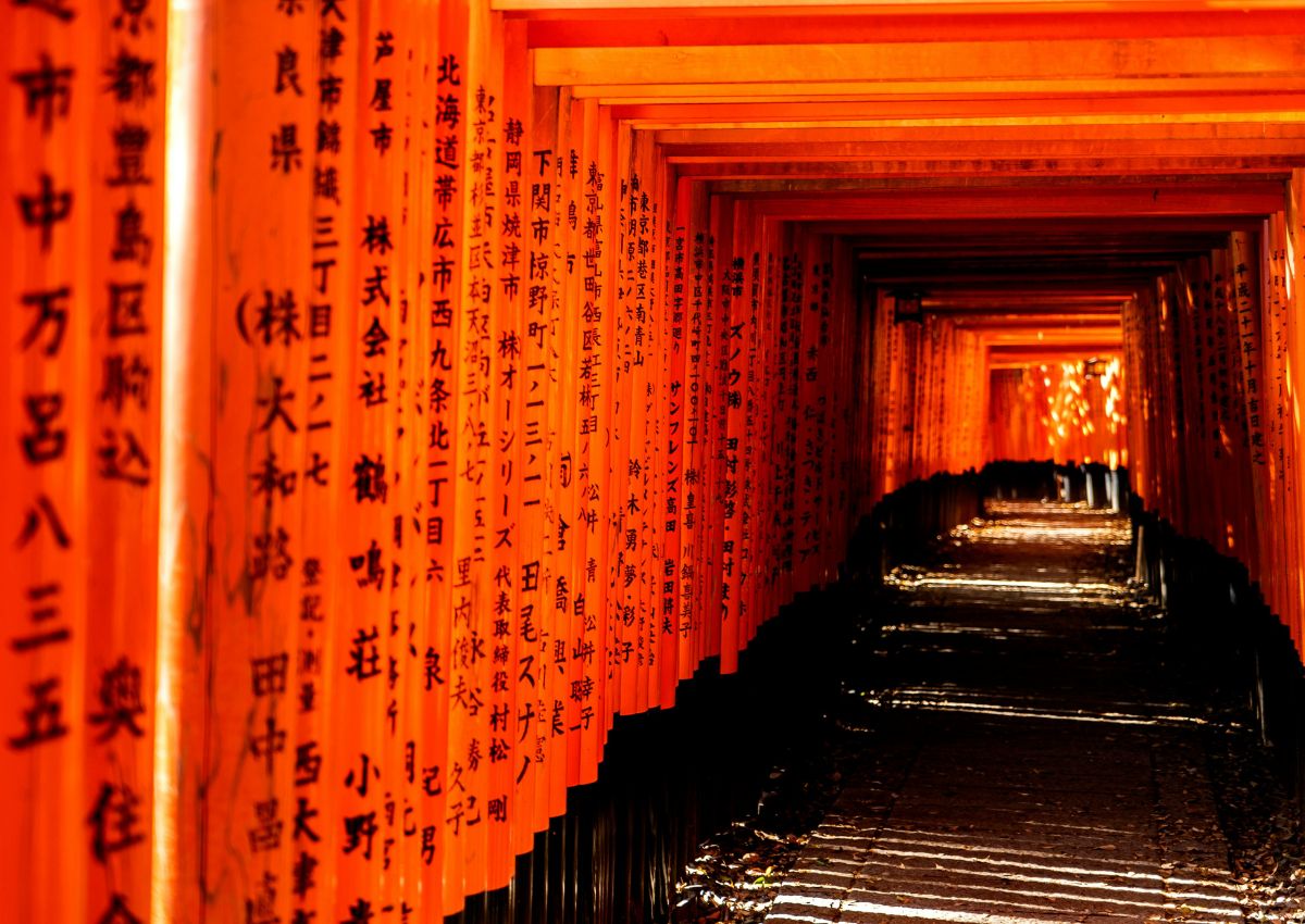 Torii rouges du sanctuaire Fushimi Inari, Kyoto, Japon