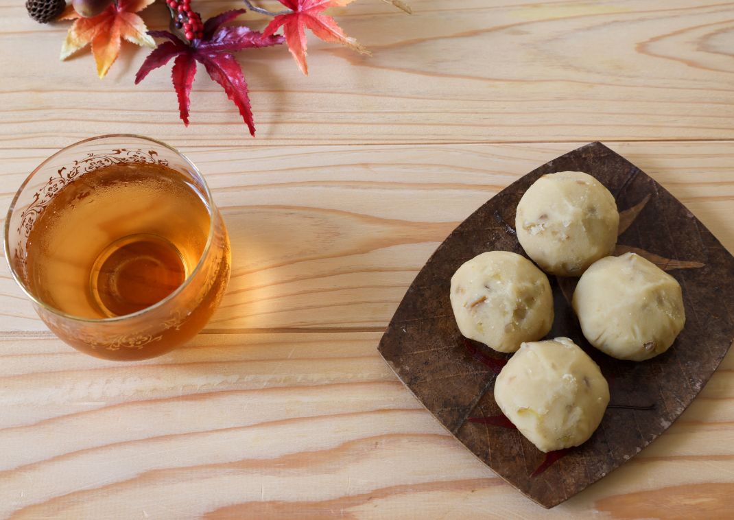 Boulettes sucrées aux châtaignes appelées kuri kinton, Japon