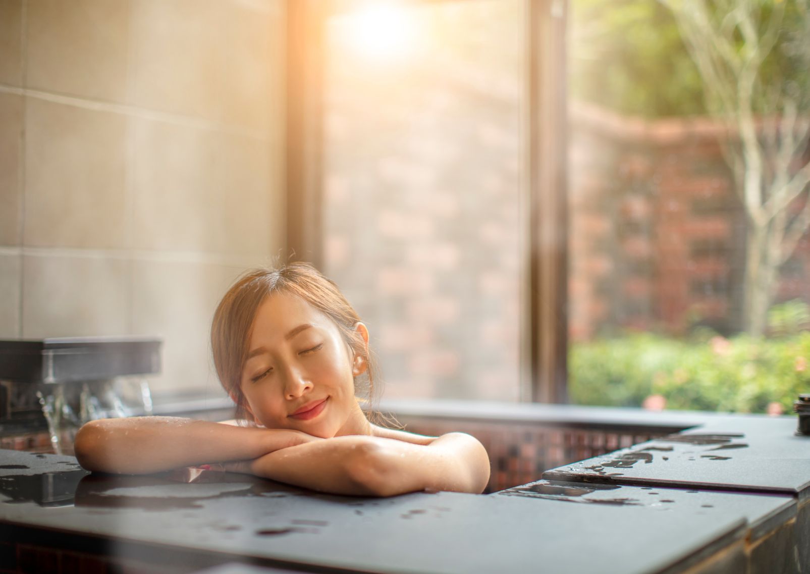 Femme-se-relaxant-dans-une-source-chaude-au-Japon