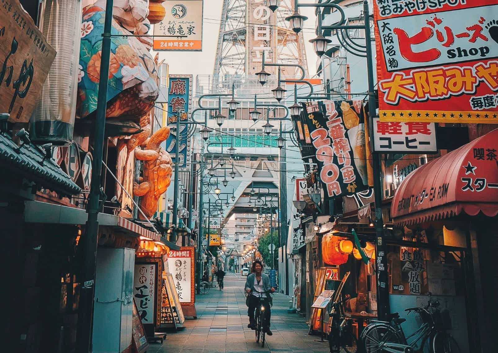  La-tour-Tsutenkaku-à-Shinsekai-Osaka-Japon