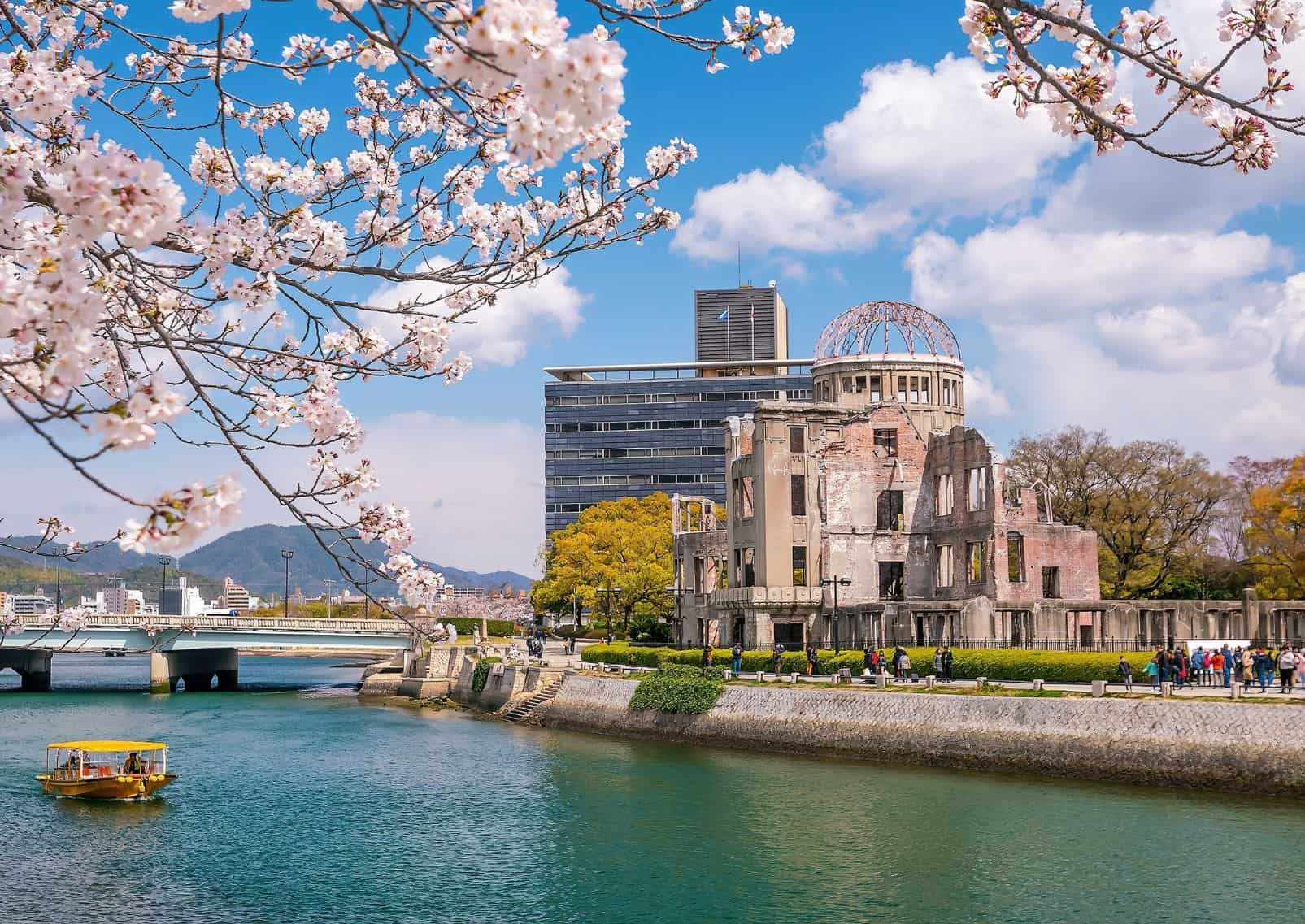  Le-dôme-de-Genbaku-entouré-de-cerisiers-en-fleurs