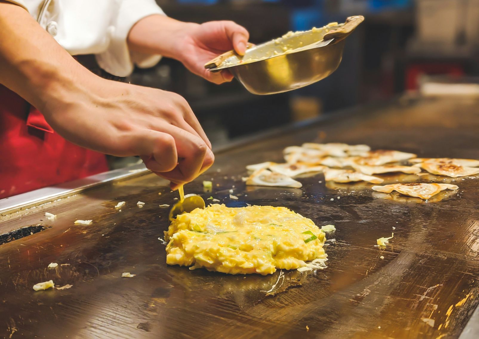 Réalisation-d-un-okonomiyaki-d-Hiroshima-Japon