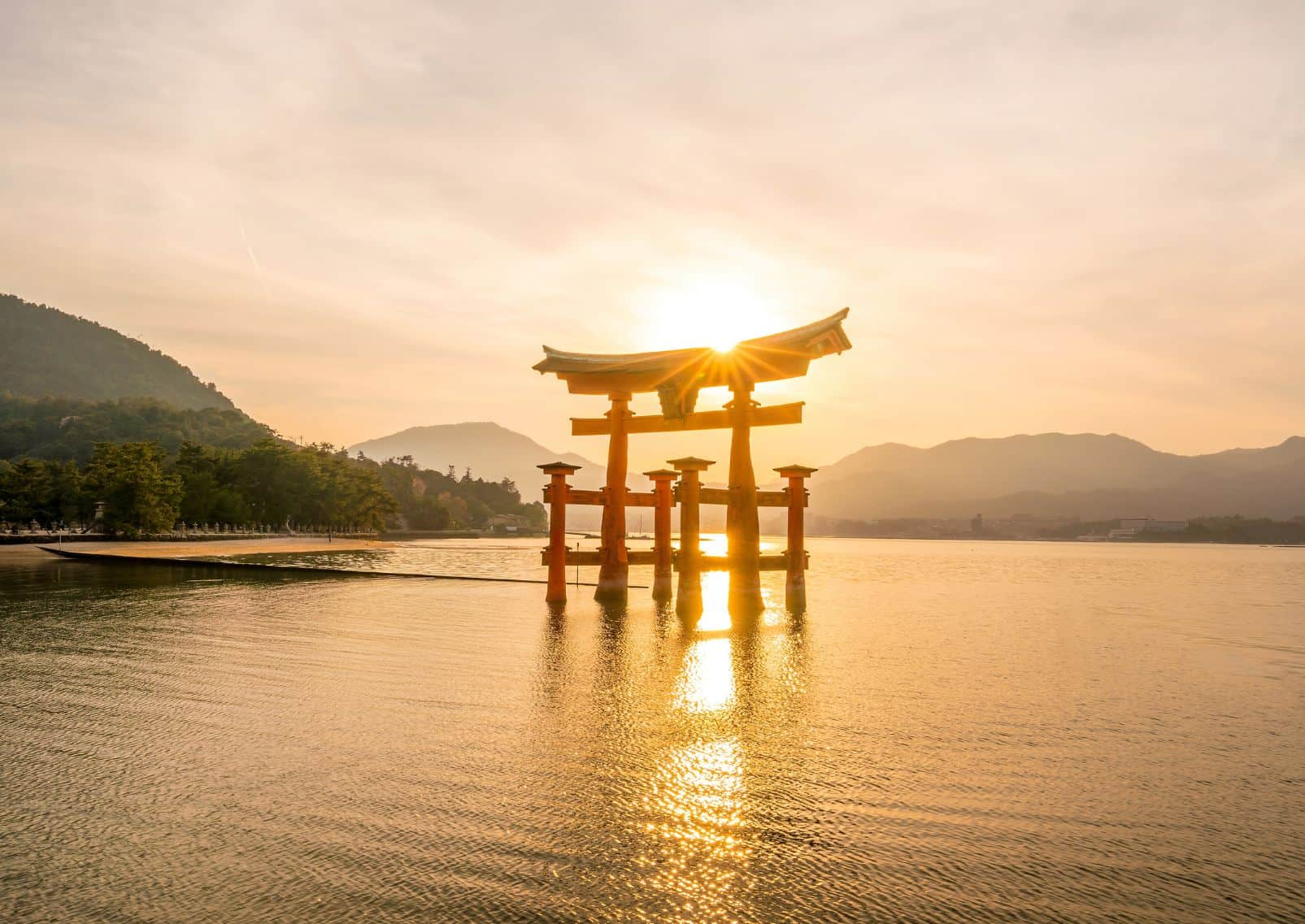 Torii-de-Miyajima-les-pieds-dans-l-eau-Japon