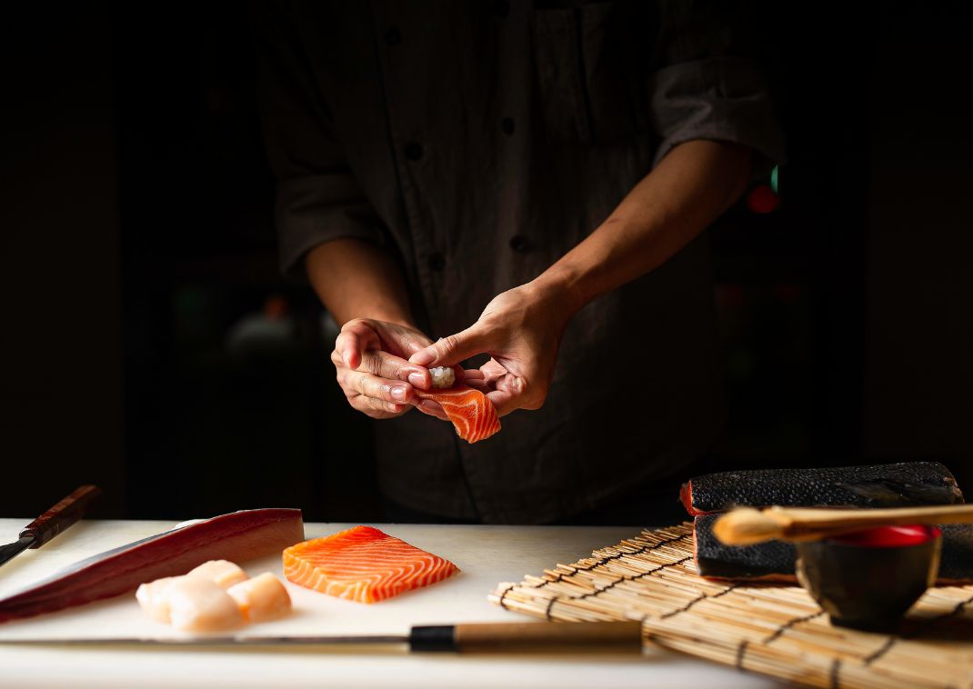 Chef préparant des sushis, Japon