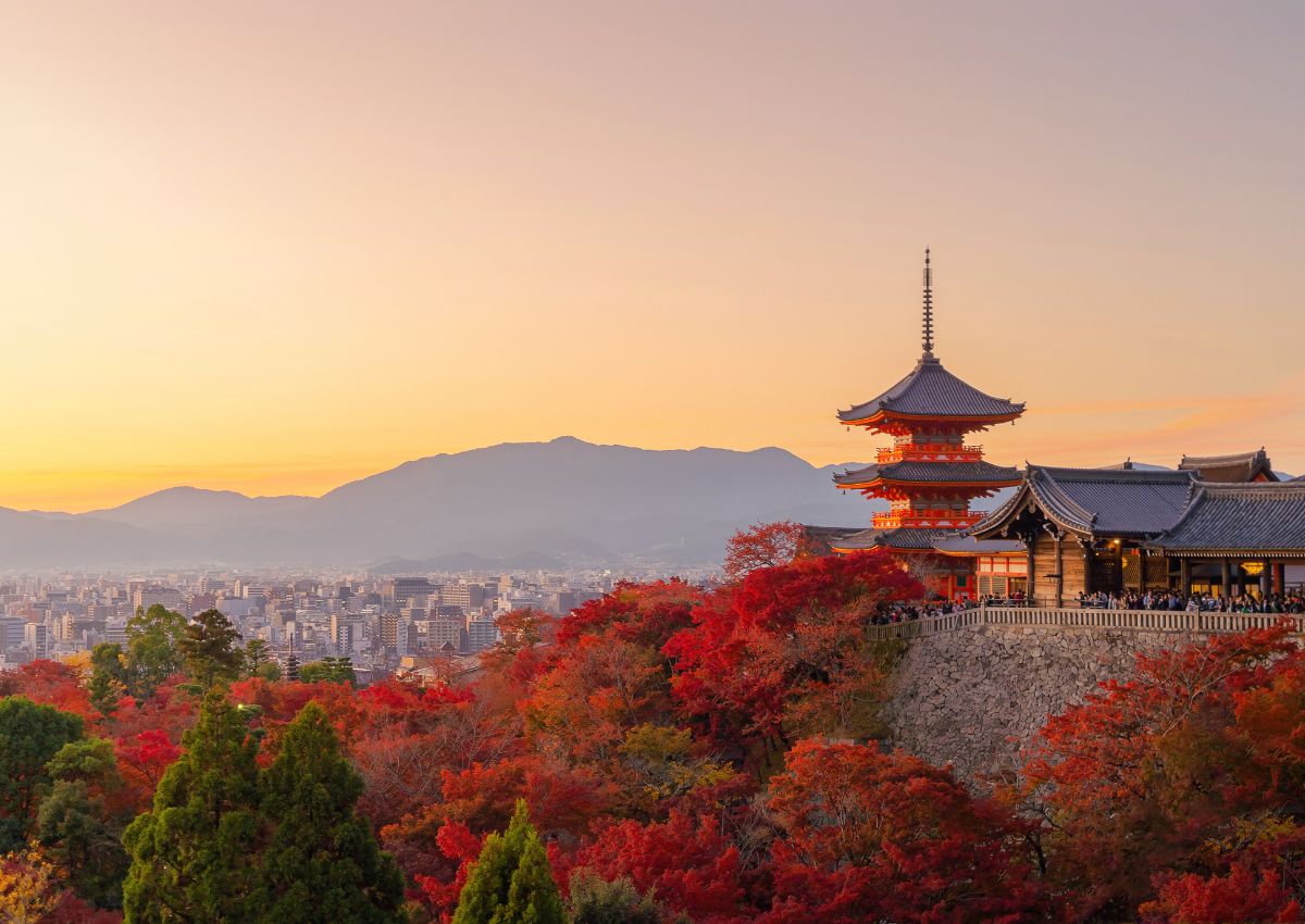 Temple Kiyomizu-dera au coucher du soleil en automne, Kyoto