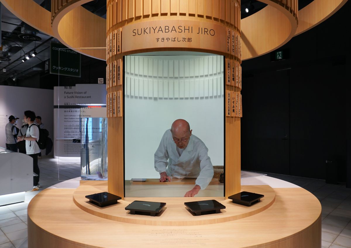 Vidéo d’un chef cuisinier du restaurant Sukiyabashi Jiro dans le pavillon signature Earth Mart