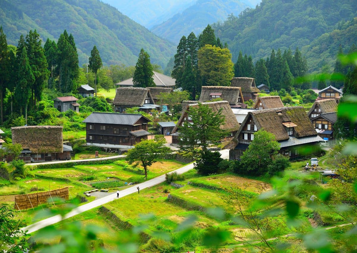 Village satoyama dans la campagne japonaise