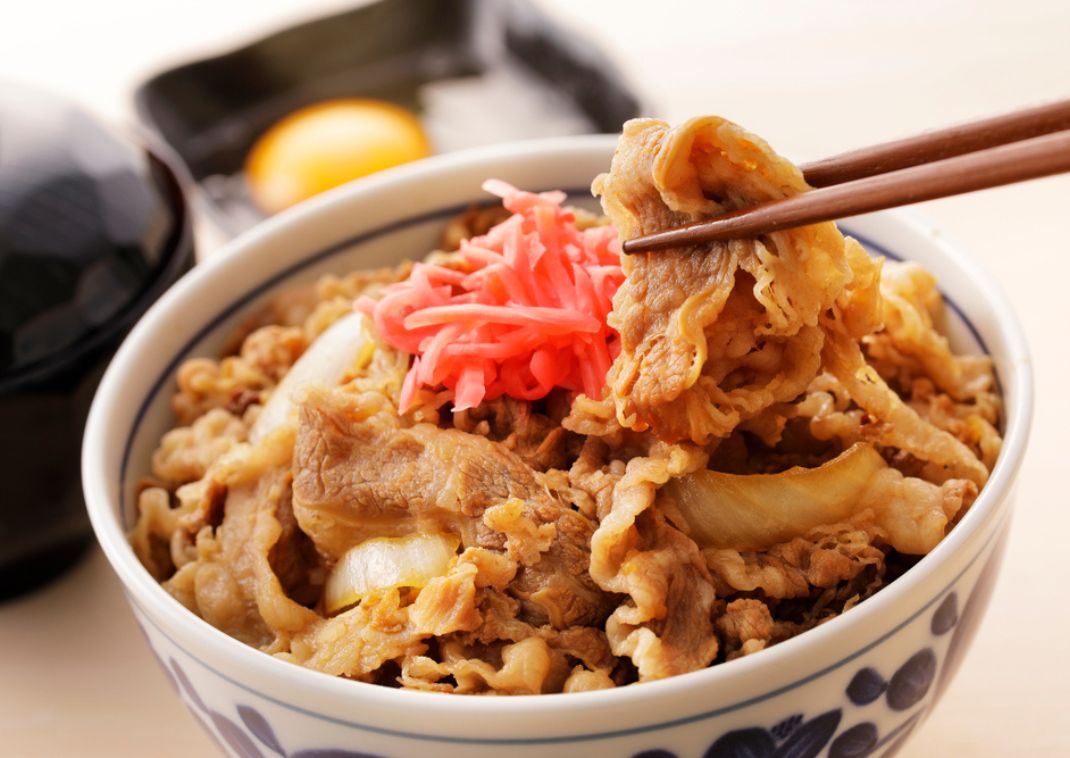 Un bol de riz recouvert de bœuf japonais, ou gyudon, surmonté de gingembre râpé