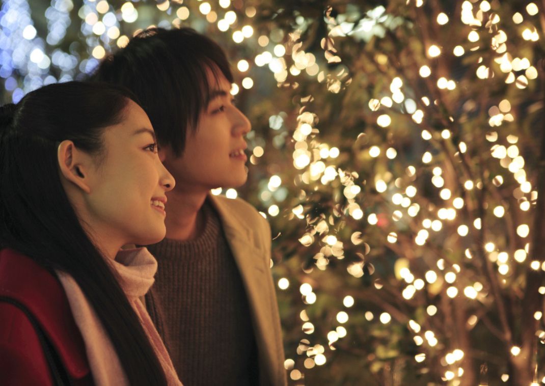 Couple japonais admirant des illuminations en hiver au Japon