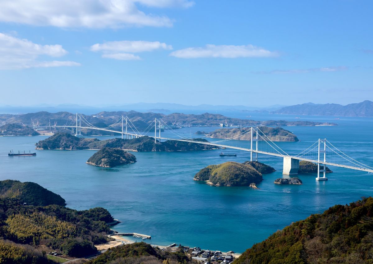 Pont de la Shimanami Kaido reliant les îles de la mer interieure de Seto, Onomichi, Japon