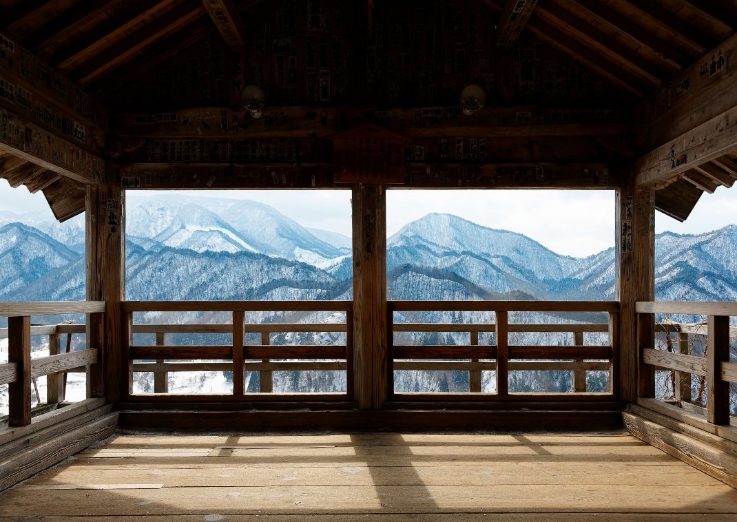 Vue panoramique sur des montagnes enneigées de Yamagata depuis le pavillon Godaido du temple Yamadera, Japon