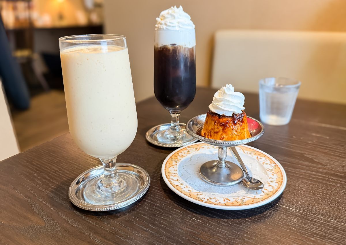 Desserts et boissons traditionnels servis dans un kissaten japonais