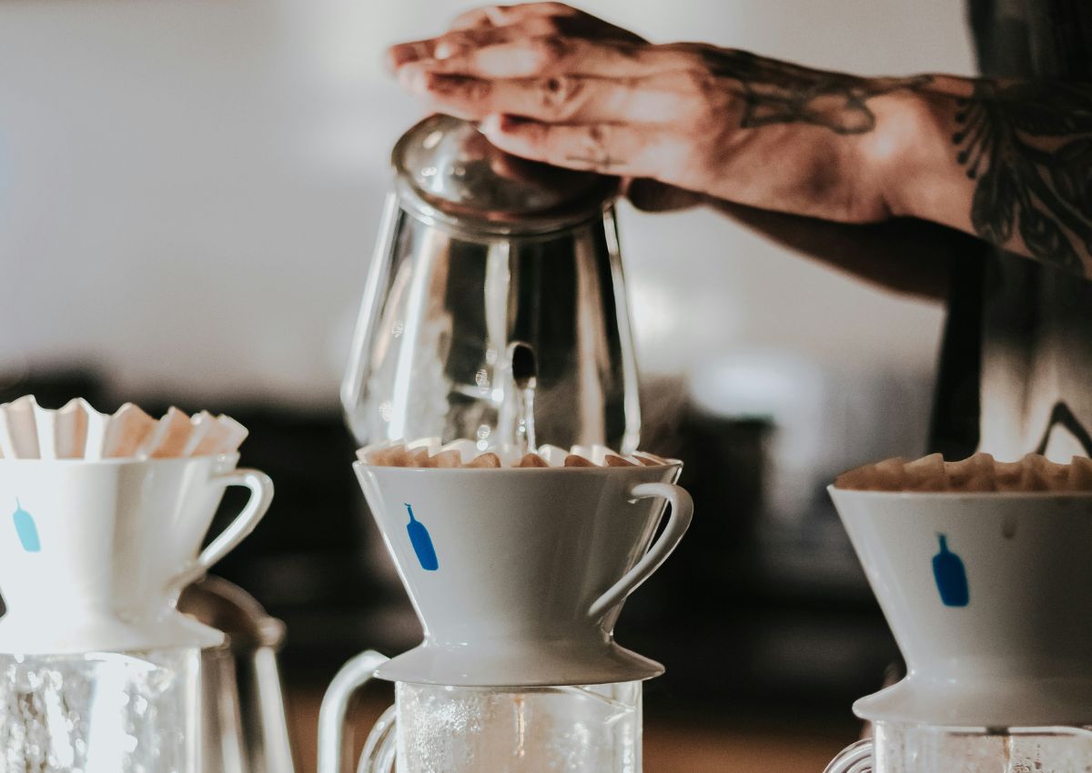 Préparation d’un café filtre chez Blue Bottle Coffee à Tokyo, Japon