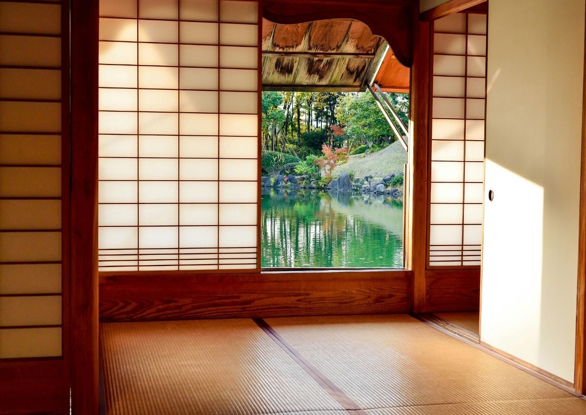 Jardin japonais vu de puis l’intérieur d’un bâtiment japonais avec tatamis et portes coulissantes traditionnelles, Japon