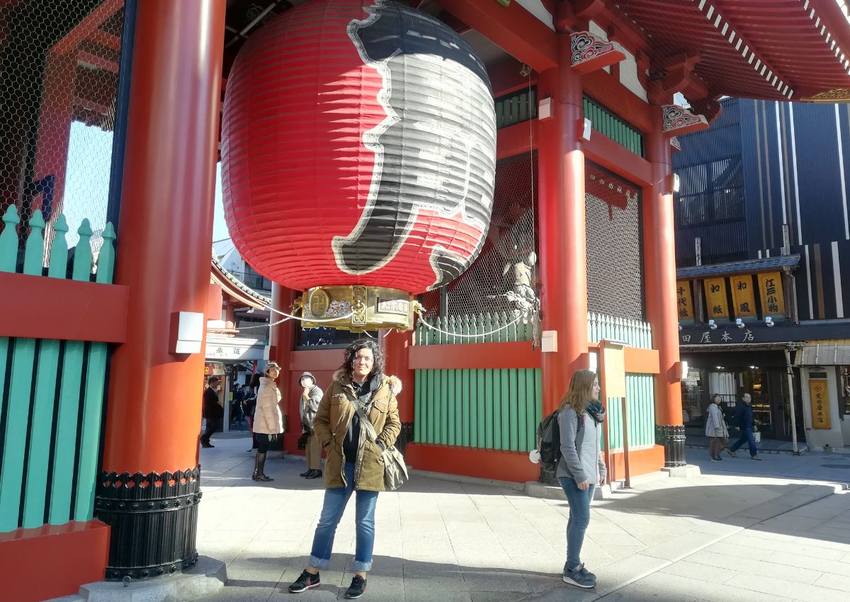 Julie devant le temple Senso-ji à Tokyo, Japon