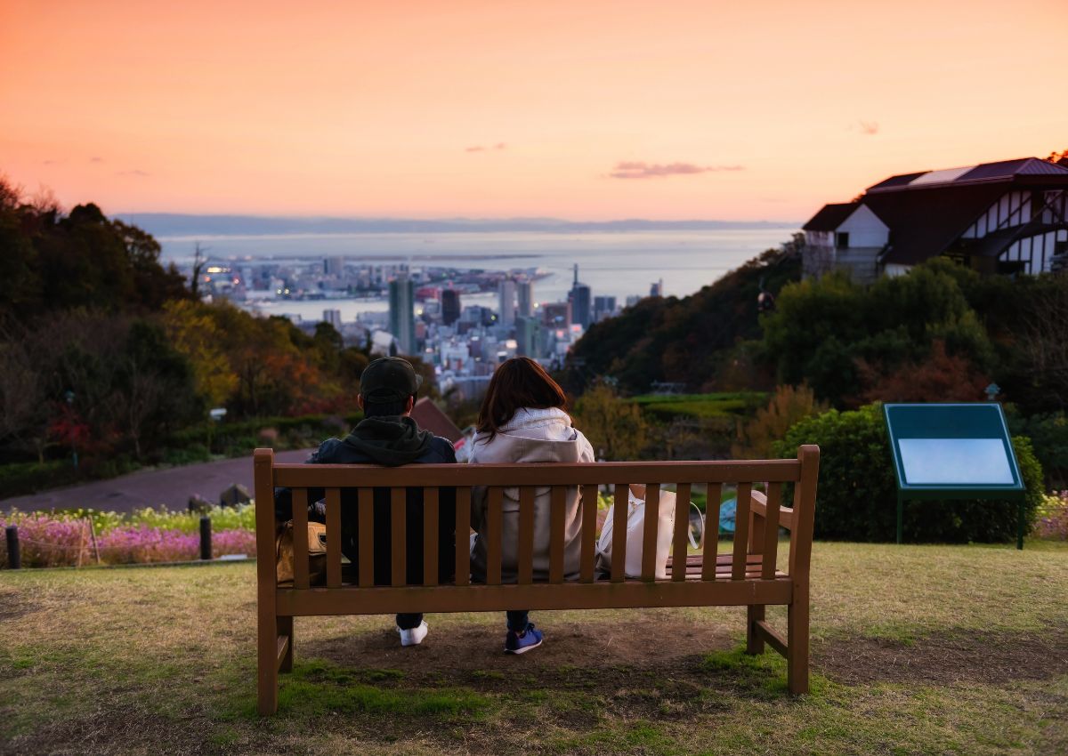 Jeune couple admirant le coucher de soleil aux jardins de Nunobiki