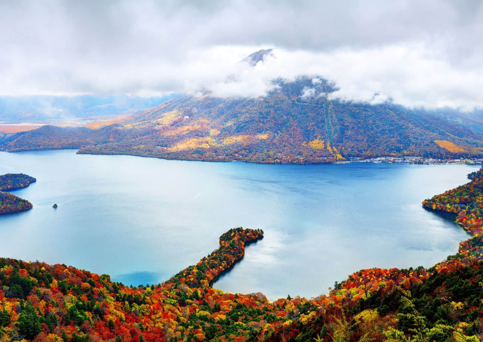 Vue aérienne du mont Nantai et du lac Chuzenji à Nikko, Japon