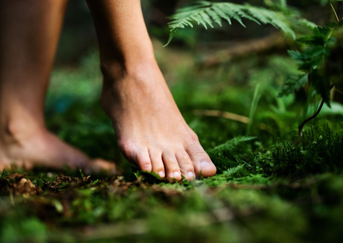 Jeune femme pied nu marchant dans la forêt