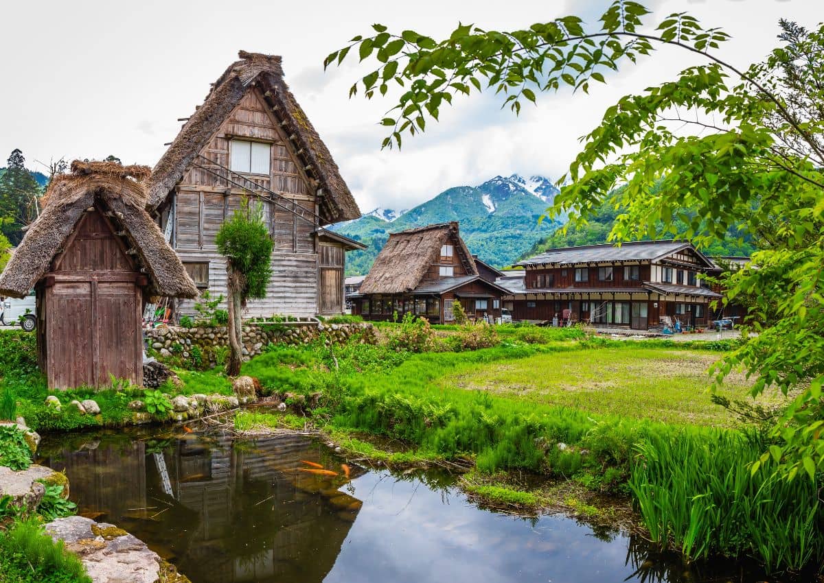 Le village de Shirakawa-go au printemps avec ses maisons aux toits de chaume