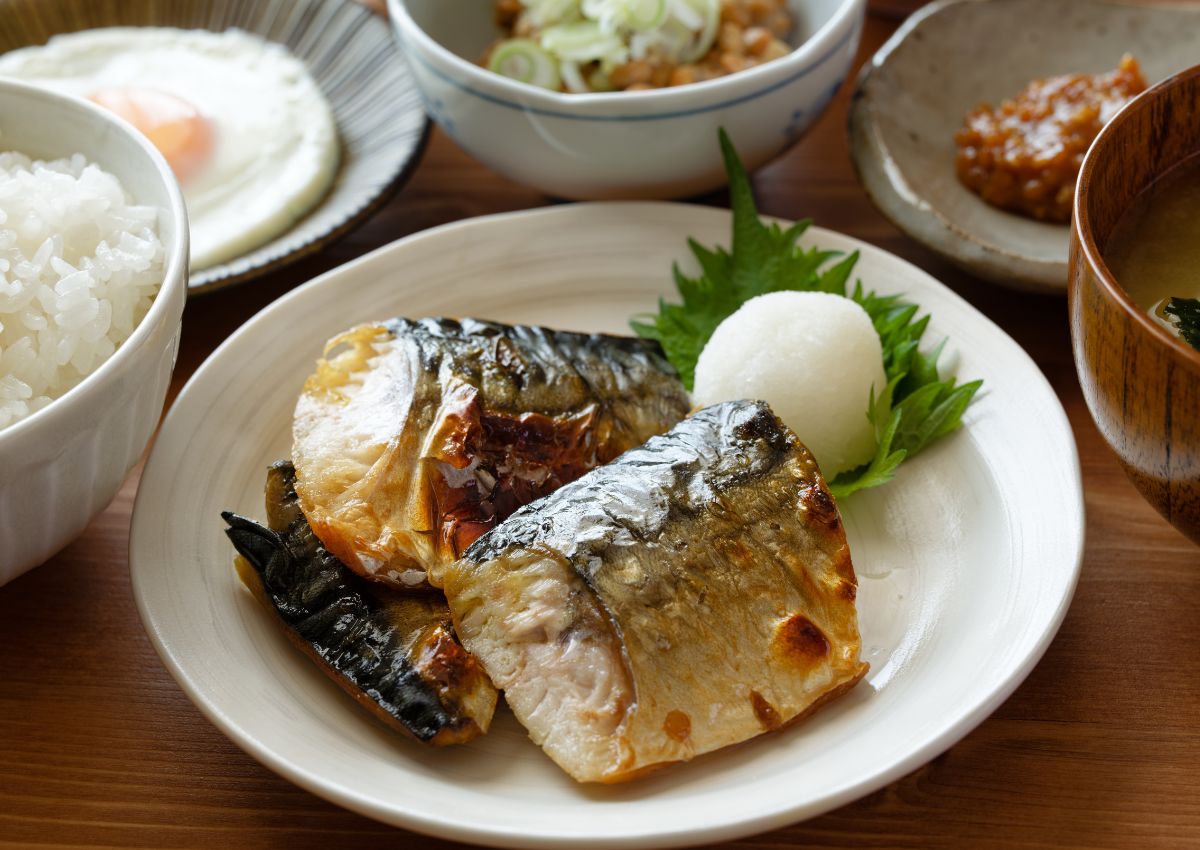 Poisson grillé servi dans le cadre du petit déjeuner japonais