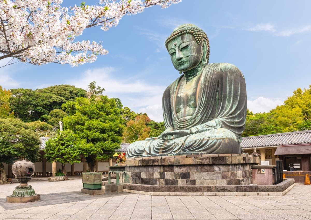 Grand Bouddha de bronze de Kamakura au printemps