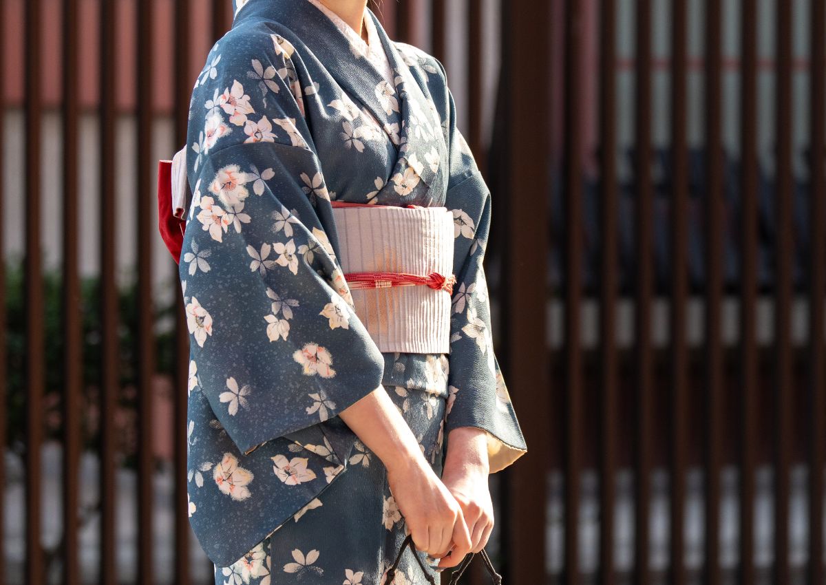 Femme portant un kimono de tous les jours au Japon