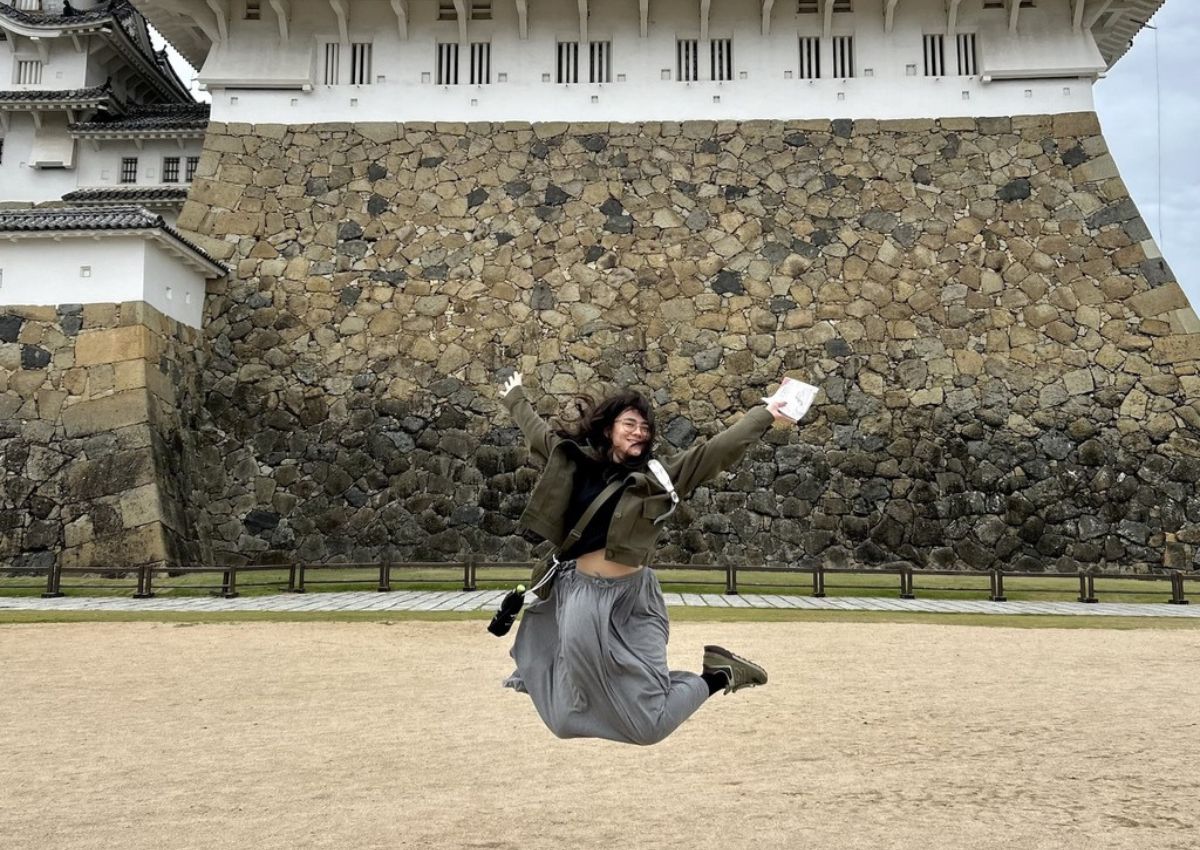 Ambre devant le château d’Himeji Castle au Japon