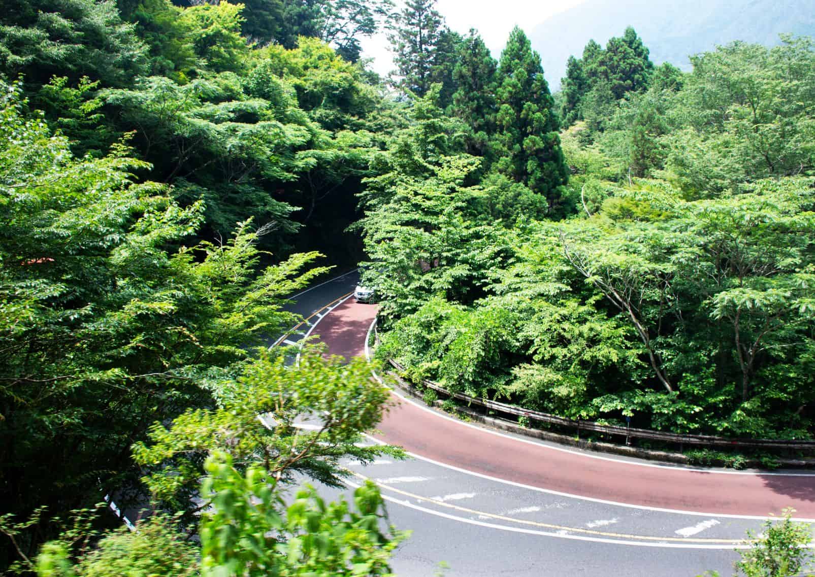 Voiture sur une route de montagne au Japon