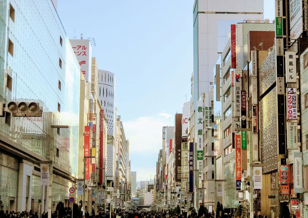 Une foule en train de faire du shopping près de Ginza, Tokyo, Japon