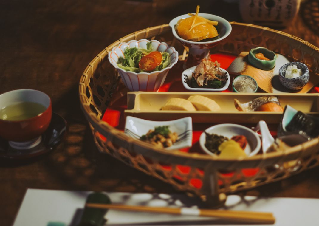 Un dîner gastronomique japonais kaiseki composé de nombreux petits plats