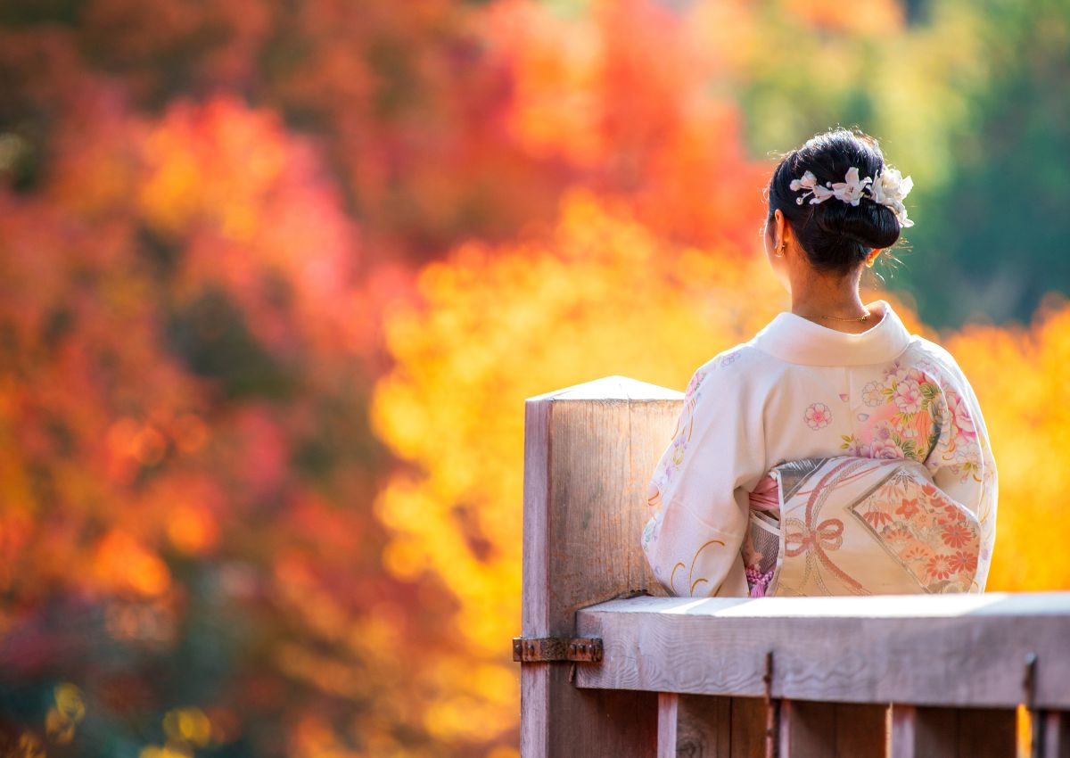 Femme en kimono sur la plateforme du temple Kiyomizu-dera en automne, Kyoto, Japon