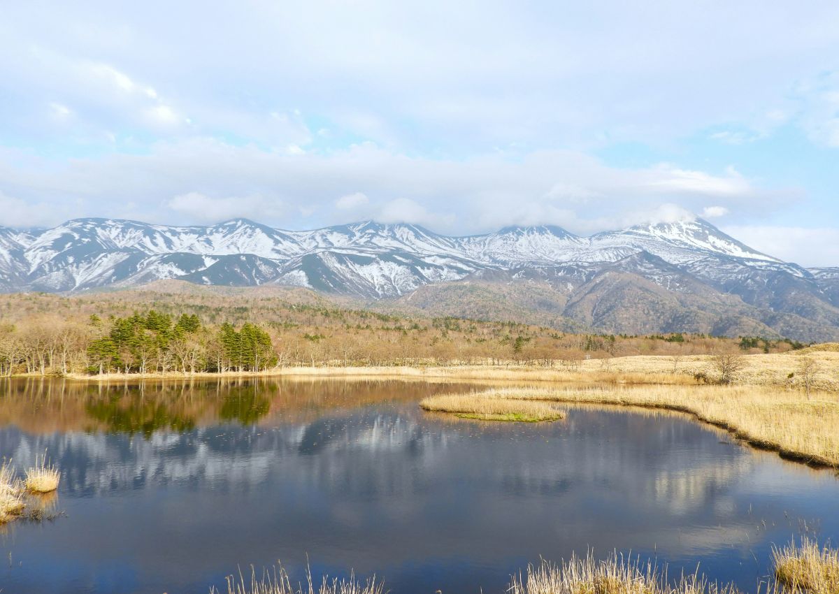 Vue sur les montagnes d’Hokkaido depuis un lac du parc national de Shiretoko