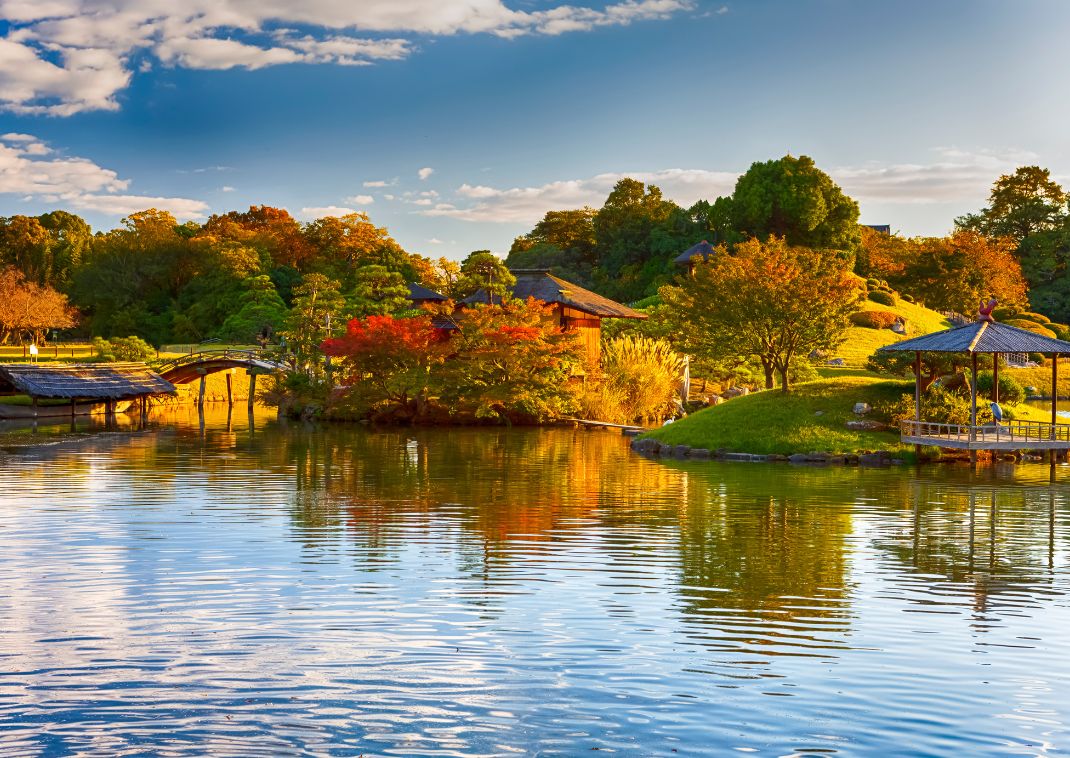 Jardin traditionnel japonais avec l’étang Kayo-no-ike, Korakuen, Okayama