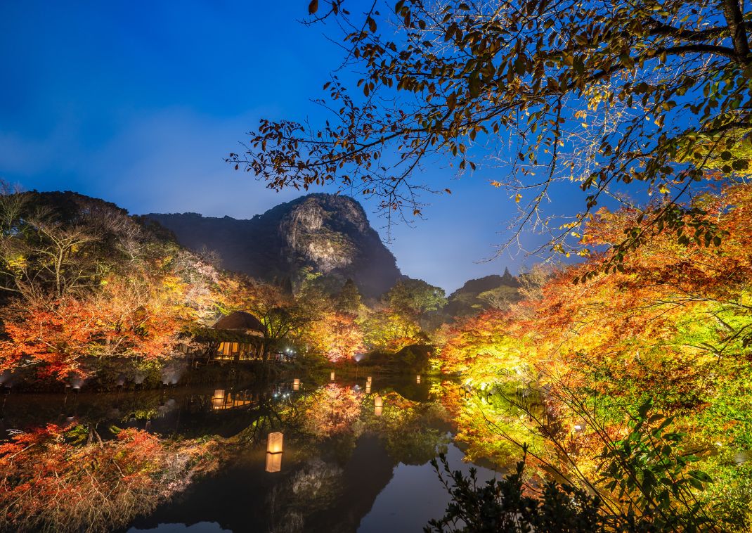 Vue nocturne de Mifuneyama Rakuen en automne