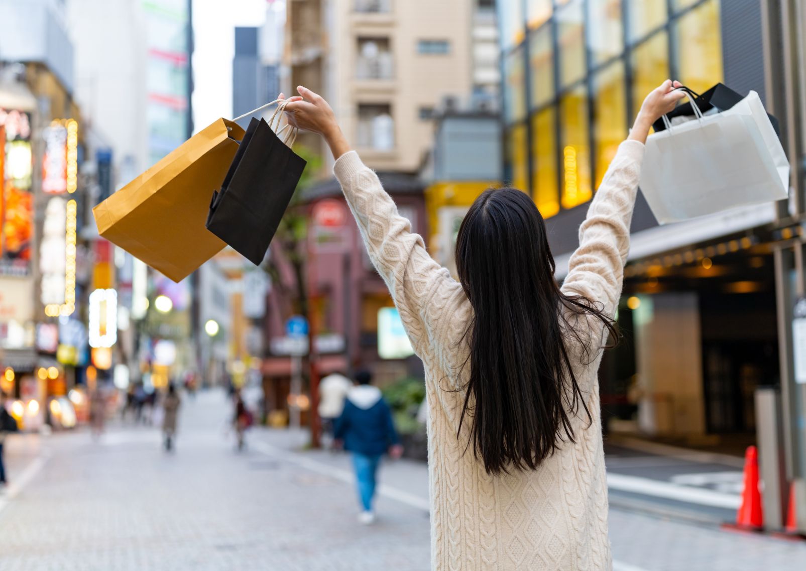  Femme-faisant-du-shopping-à-Tokyo-Japon