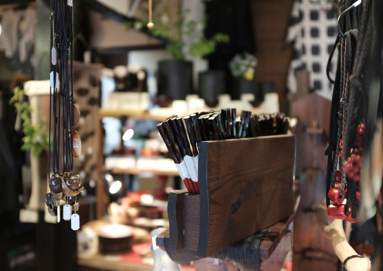 Magasin de souvenirs à Narai-juku vendant des baguettes japonaises traditionnelles