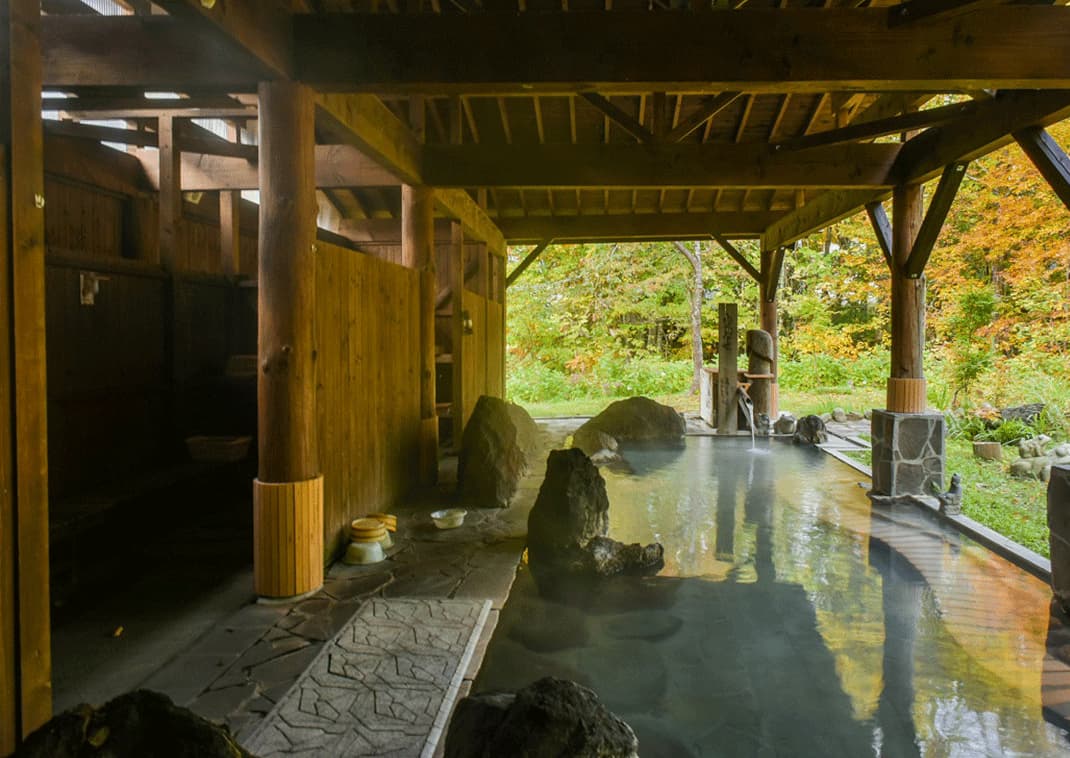 Onsen (source d'eau chaude) en plein air dans un Ryokan de la forêt de Nyutou, Akita, Japon