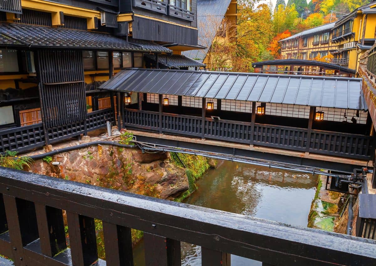 Ryokan japonais donnant sur la rivière